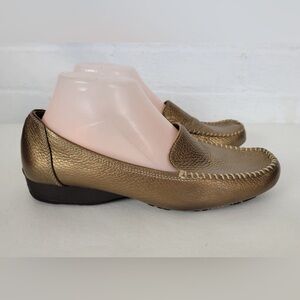 ✨ BareTraps Like New Gold Loafers Size 9
